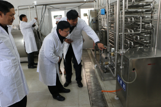 申校长参观巴氏消毒奶生产车间.png