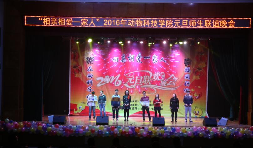 师生合唱《相亲相爱一家人》.jpg